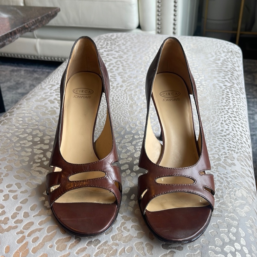 BROWN LEATHER OPEN-TOED HEELS
